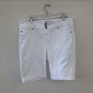 🆕NWT Torrid White Bermuda Short Jegging 1